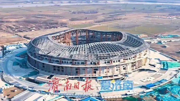 魯媒：戴上1.6萬(wàn)噸“鋼鐵巨冠”，黃河體育中心球場(chǎng)完成屋蓋施工