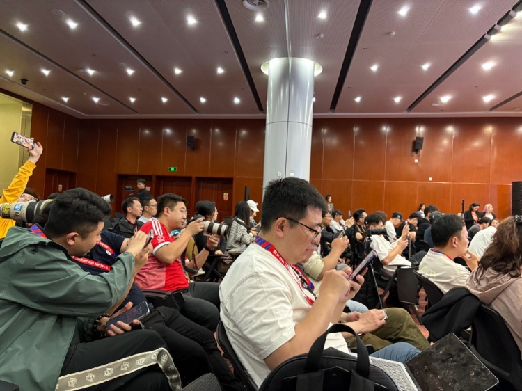 萬眾矚目！記者擠滿國足賽前新聞發(fā)布廳，賽場記者預(yù)計超300人