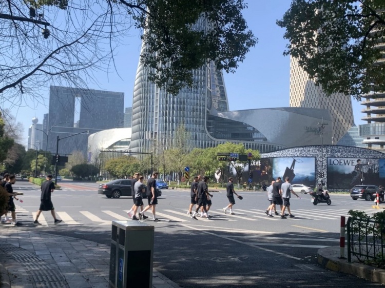 心態(tài)放松，有網(wǎng)友拍到澳大利亞隊(duì)早上在萬象城citywalk