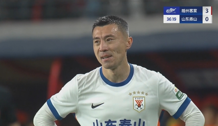 34分鐘0-3落后！36歲鄭錚苦笑36歲大雷沮喪 替補(bǔ)席黃政宇神態(tài)輕松